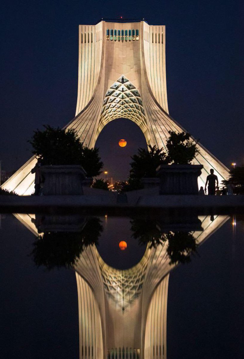 عکس | تصویری دیدنی از ماه کامل در کنار برج آزادی