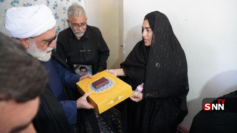 تصاویری از اهدای هدایای رهبر انقلاب به خانوادههای جانباختگان حادثه معدن طبس