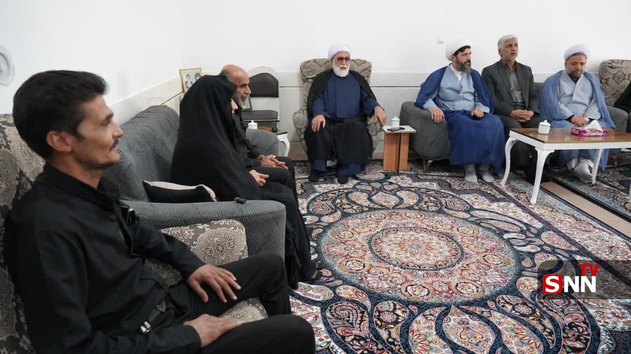 تصاویری از اهدای هدایای رهبر انقلاب به خانوادههای جانباختگان حادثه معدن طبس