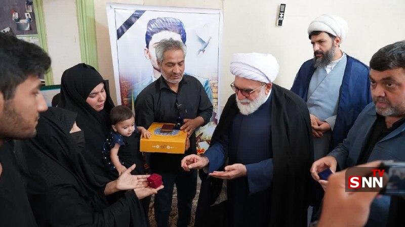 تصاویری از اهدای هدایای رهبر انقلاب به خانوادههای جانباختگان حادثه معدن طبس