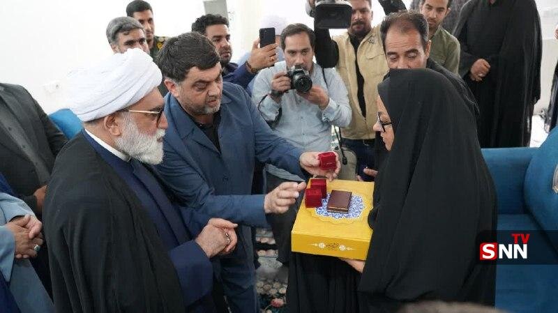 تصاویری از اهدای هدایای رهبر انقلاب به خانوادههای جانباختگان حادثه معدن طبس
