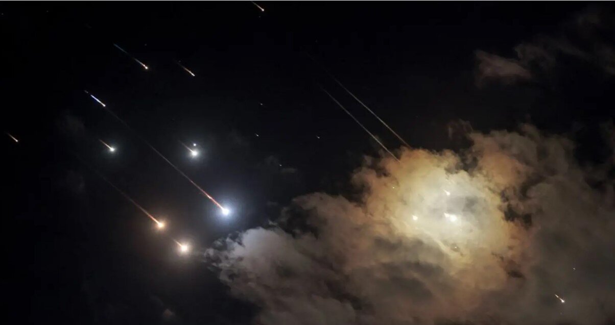 توصیف حمله گسترده موشکی ایران در رسانههای غربی/ فرود موشکهای ایران در مرکز و جنوب اسرائیل