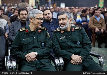 عکس | لبخند رضایت‌بخش سردار باقری در کنار سردار حاجی‌زاده در اتاق عملیات وعده صادق ۲‌