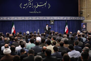 در محل دیدار نخبگان با رهبر انقلاب چه حدیثی نصب شده بود؟ + عکس