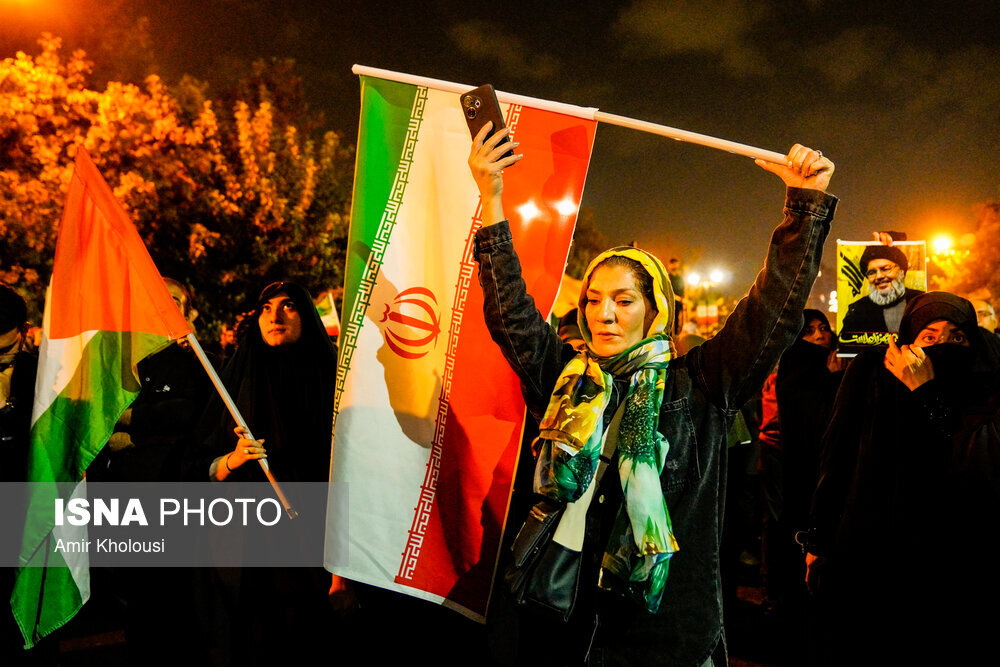 عکسی از سیدحسن نصرالله در خیابان های تهران /حال و هوای مردم بعد از حمله سپاه به اسرائیل