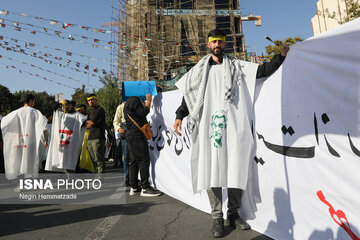 کفن‌پوشان به میدان آمدند / تصاویری از حضور قالیباف در حلقه دانشجویان کفن پوش در راهپیمایی حمایت از وعده صادق 2