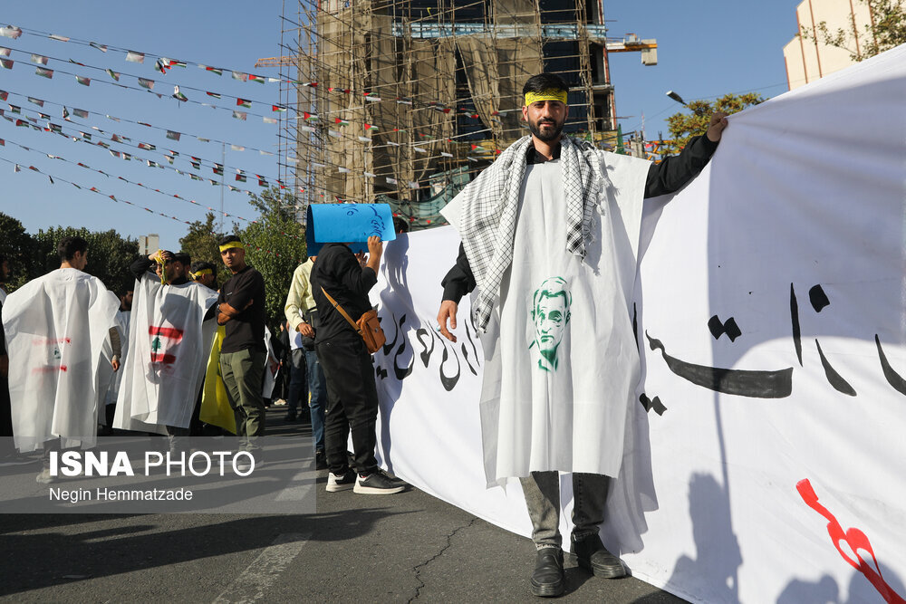 کفنپوشان به میدان آمدند/ تصاویری از حضور قالیباف در حلقه دانشجویان کفن پوش در راهپیمایی حمایت از وعده صادق ۲