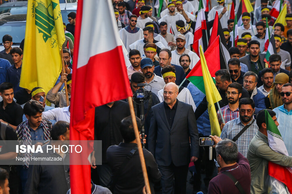 کفنپوشان به میدان آمدند/ تصاویری از حضور قالیباف در حلقه دانشجویان کفن پوش در راهپیمایی حمایت از وعده صادق ۲