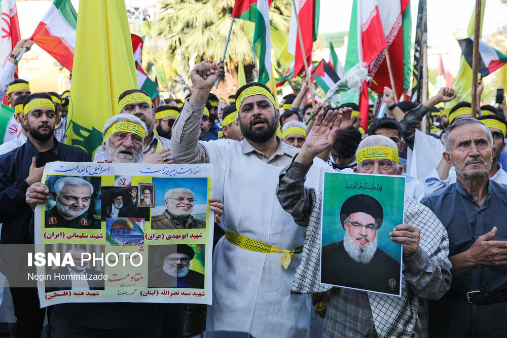 کفنپوشان به میدان آمدند/ تصاویری از حضور قالیباف در حلقه دانشجویان کفن پوش در راهپیمایی حمایت از وعده صادق ۲