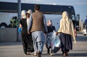 ببینید | اقدام جنجالی راننده تاکسی در ایران؛ تحویل یک خانواده افغانستانی به اردوگاه اتباع به جای رساندن به مقصد با یک جمله در پایان!