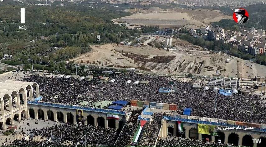 عکسی از مصلی تهران پیش از حضور رهبر انقلاب در نماز جمعه / مداح بحرینی پشت تریبون رفت 2