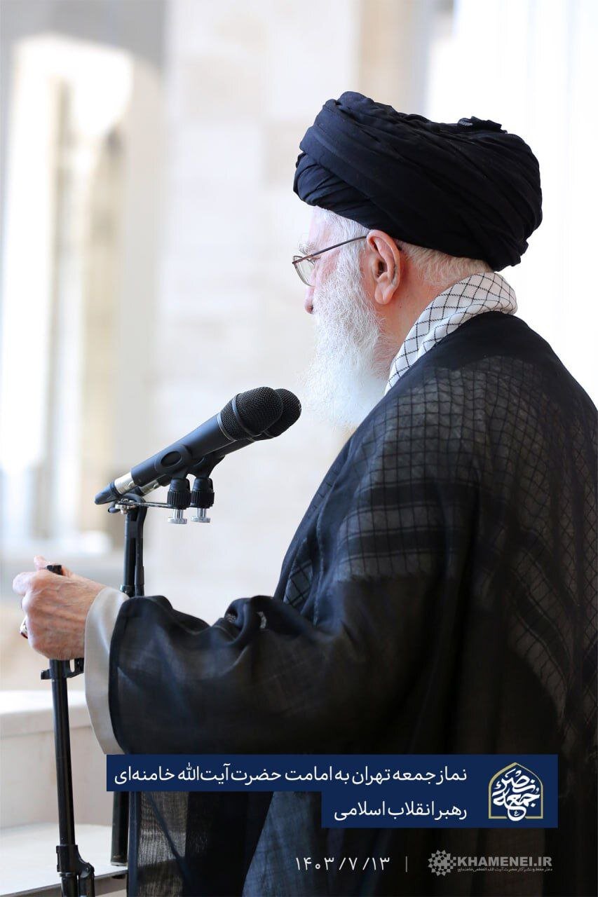 این اسلحه در دست رهبر انقلاب درهنگام ایراد خطبه های نماز جمعه چه معنایی داشت؟ + تصاویر 2