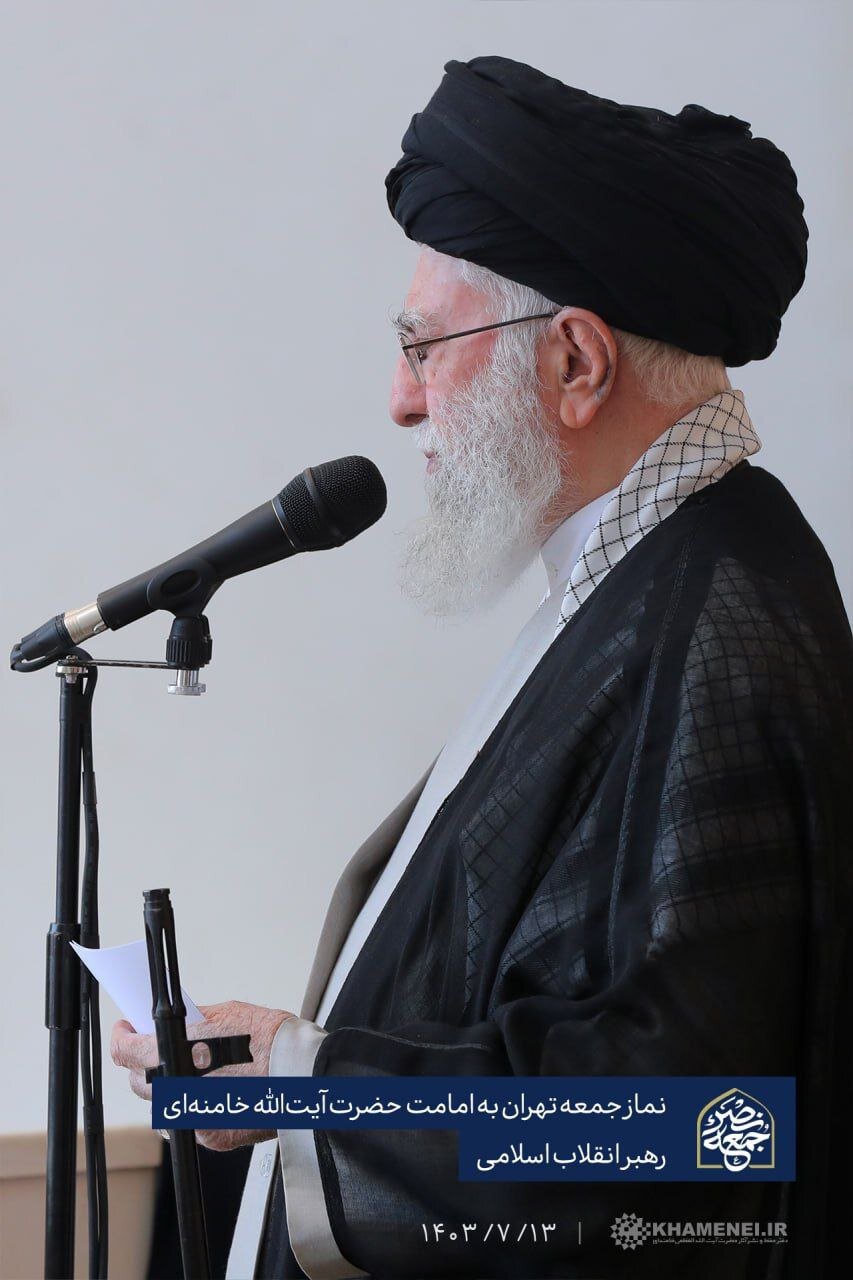 این اسلحه در دست رهبر انقلاب درهنگام ایراد خطبه های نماز جمعه چه معنایی داشت؟ + تصاویر 4