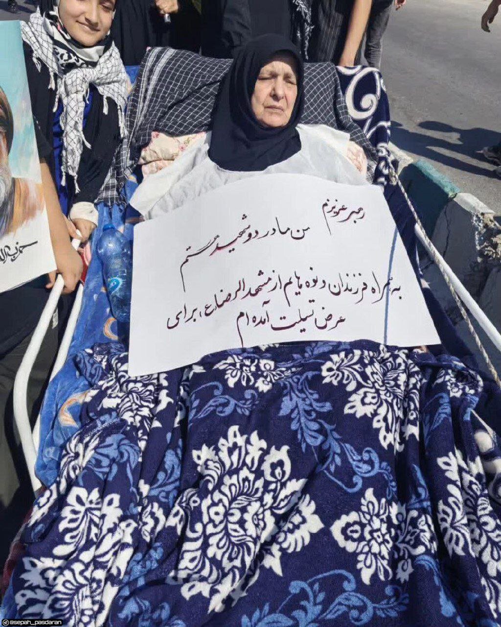 عکس| مادری با تخت بیماریاش از مشهد تا مصلی