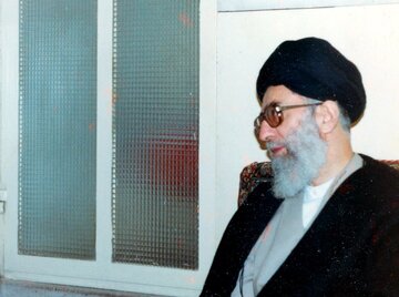 تصاویر | وقتی آیت الله خامنه ای به دیدار عارف مشهور رفت تصاویر | وقتی آیت الله خامنه ای به دیدار عارف مشهور رفت
