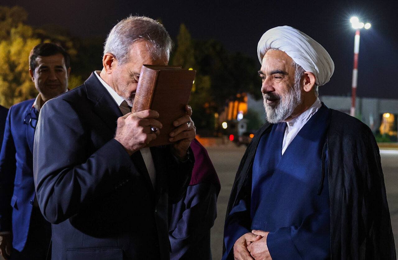 پزشکیان تغییر کردنی نیست، والا به مولا /او مهره نظام است و اعلام هم کرده است /همه جناح ها به پزشکیانِ درهم کمک کنند