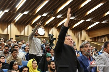 عکس برهم زننده سخنرانی پزشکیان در کنار سعید جلیلی /او کیست؟ عکس برهم زننده سخنرانی پزشکیان در کنار سعید جلیلی /او کیست؟