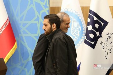 عکس | تصویر عامل اختلال سخنرانی پزشکیان در دانشگاه تهران شانه به شانه سعید جلیلی عکس | تصویر عامل اختلال سخنرانی پزشکیان در دانشگاه تهران شانه به شانه سعید جلیلی