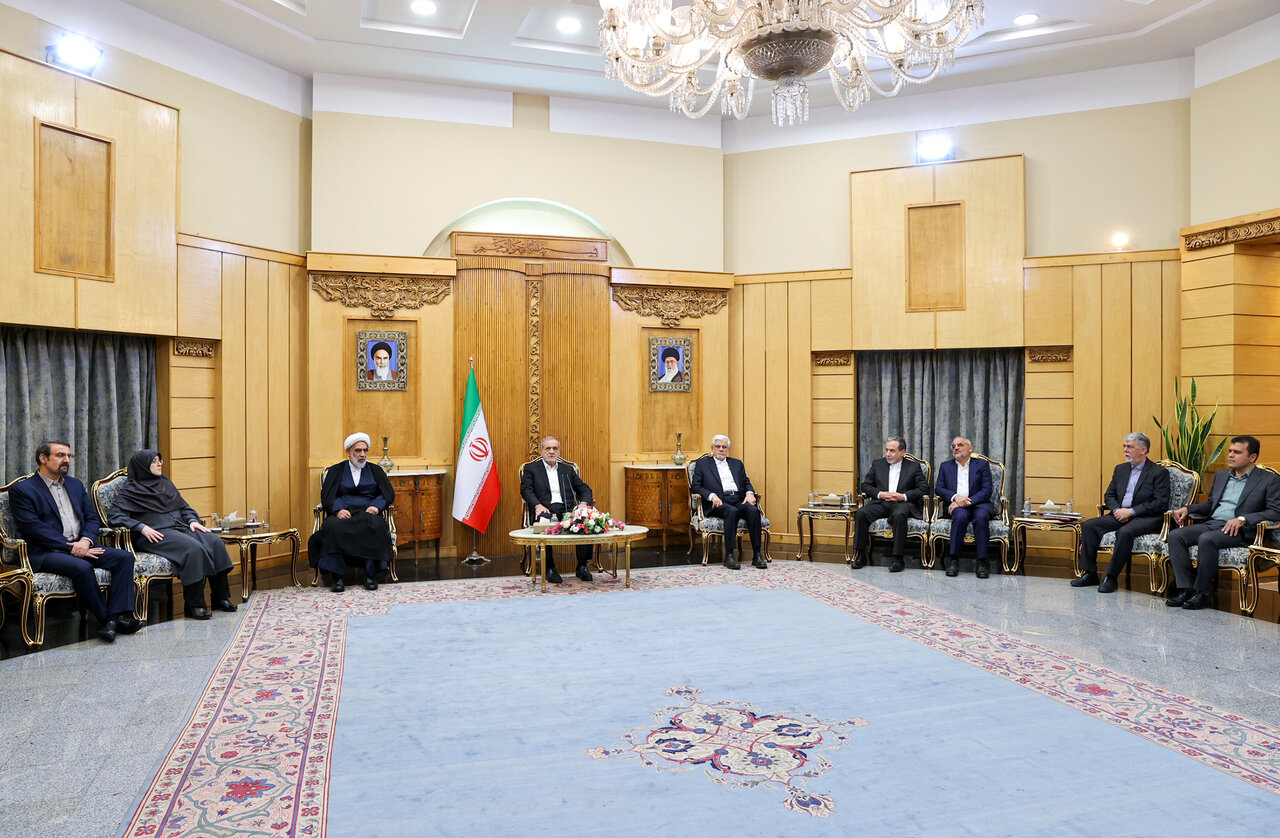 تصاویری از خوش و بش پزشکیان با عضو دفتر رهبری در بازگشت به ایران /کدام اعضای کابینه به استقبال رئیس جمهور رفتند؟