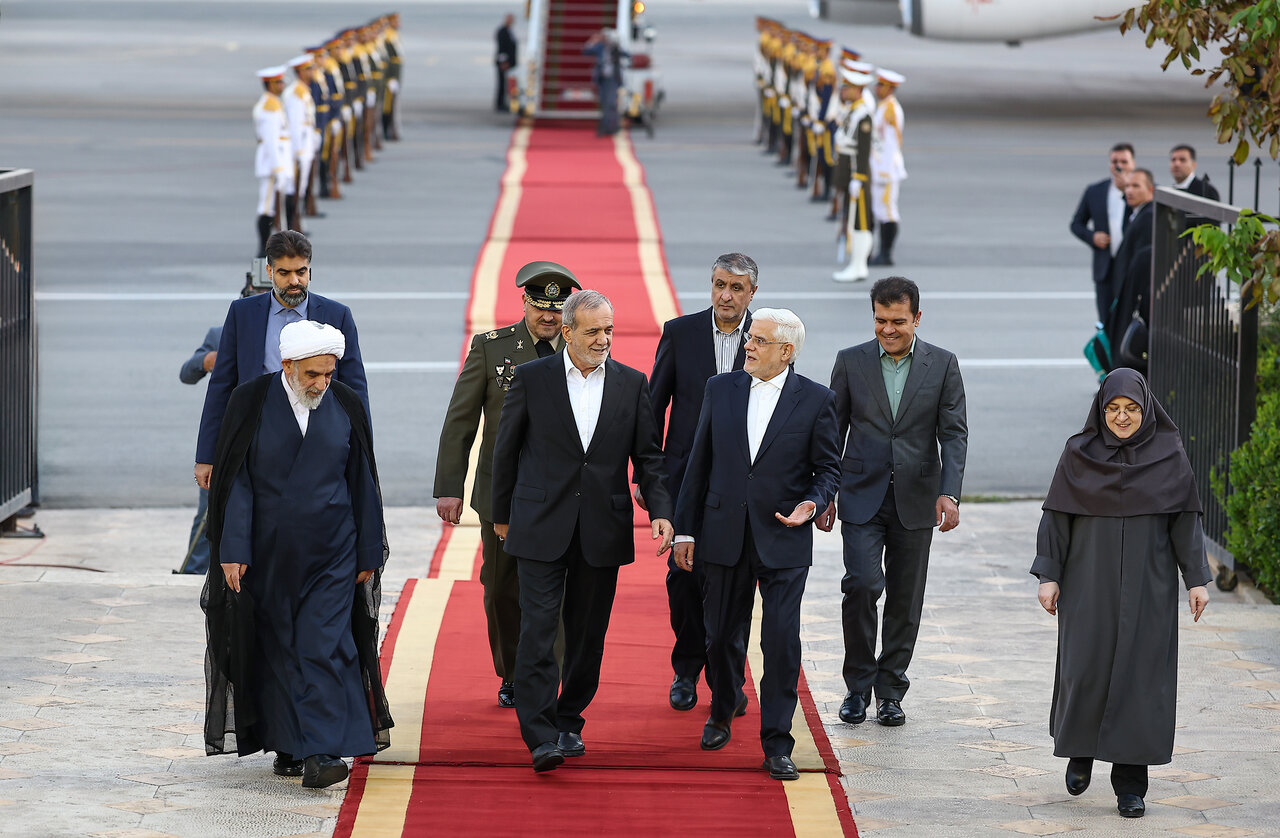 تصاویری از خوش و بش پزشکیان با عضو دفتر رهبری در بازگشت به ایران /کدام اعضای کابینه به استقبال رئیس جمهور رفتند؟