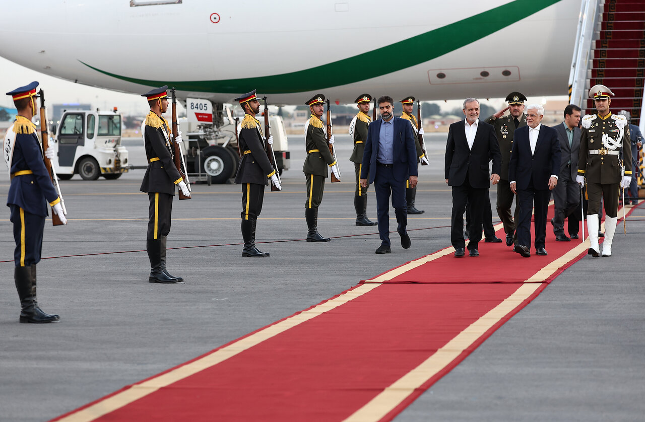 تصاویری از خوش و بش پزشکیان با عضو دفتر رهبری در بازگشت به ایران /کدام اعضای کابینه به استقبال رئیس جمهور رفتند؟