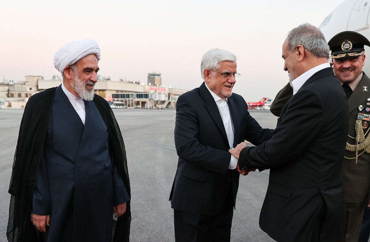 تصاویری از خوش و بش پزشکیان با عضو دفتر رهبری در بازگشت به ایران /کدام اعضای کابینه به استقبال رئیس جمهور رفتند؟