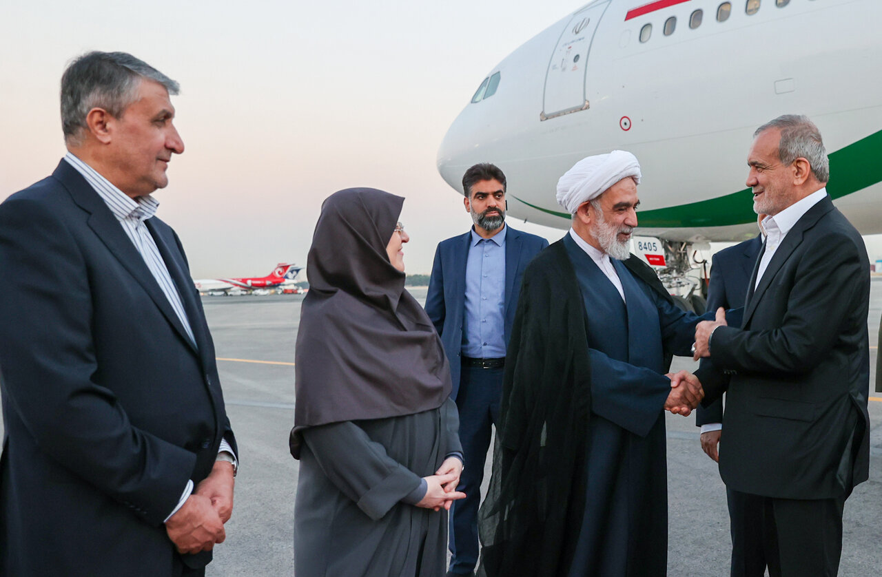 تصاویری از خوش و بش پزشکیان با عضو دفتر رهبری در بازگشت به ایران /کدام اعضای کابینه به استقبال رئیس جمهور رفتند؟