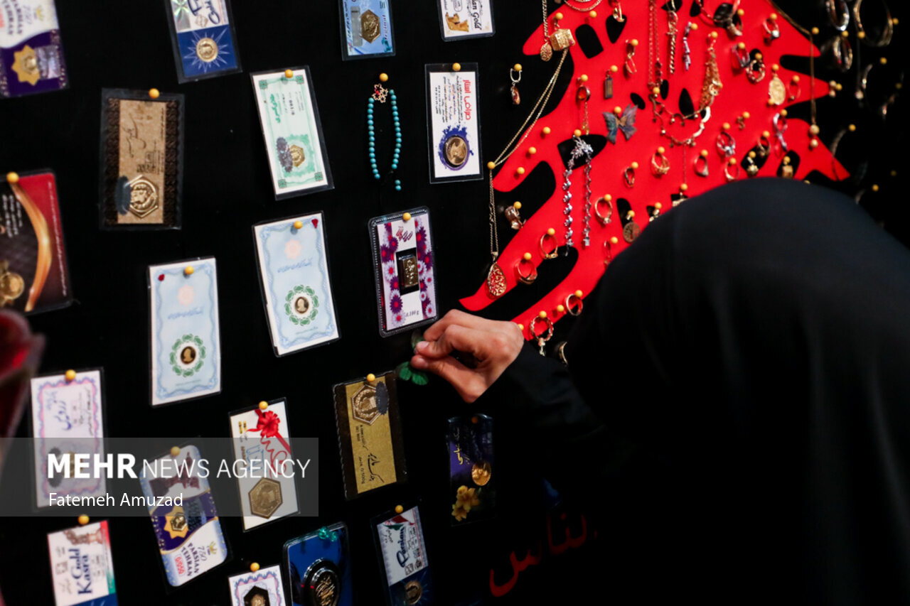 تصاویری از اهدای طلا و سکه توسط زنان حامی مقاومت برای کمک به لبنان/ از دلار و دینار عراق تا النگو و گوشواره برای کمک به گروههای مقاومت