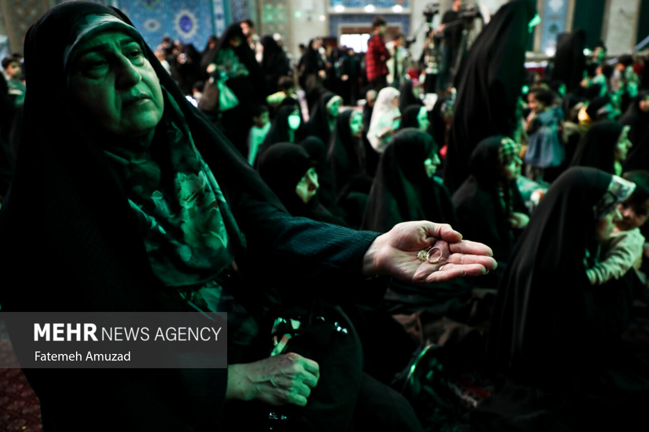 تصاویری از اهدای طلا و سکه توسط زنان حامی مقاومت برای کمک به لبنان/ از دلار و دینار عراق تا النگو و گوشواره برای کمک به گروههای مقاومت