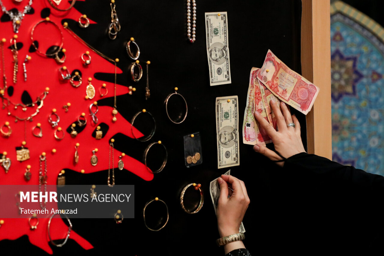 تصاویری از اهدای طلا و سکه توسط زنان حامی مقاومت برای کمک به لبنان/ از دلار و دینار عراق تا النگو و گوشواره برای کمک به گروههای مقاومت