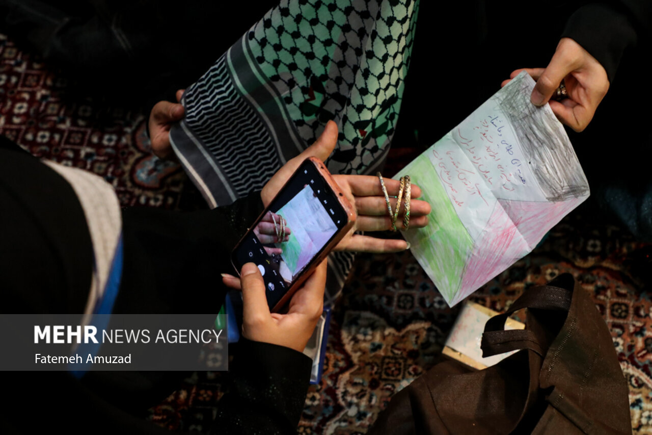 تصاویری از اهدای طلا و سکه توسط زنان حامی مقاومت برای کمک به لبنان/ از دلار و دینار عراق تا النگو و گوشواره برای کمک به گروههای مقاومت