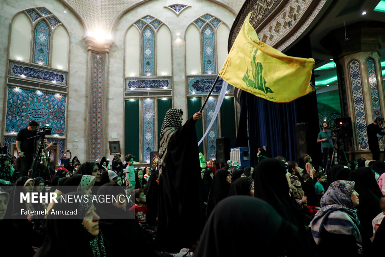 تصاویری از اهدای طلا و سکه توسط زنان حامی مقاومت برای کمک به لبنان/ از دلار و دینار عراق تا النگو و گوشواره برای کمک به گروههای مقاومت