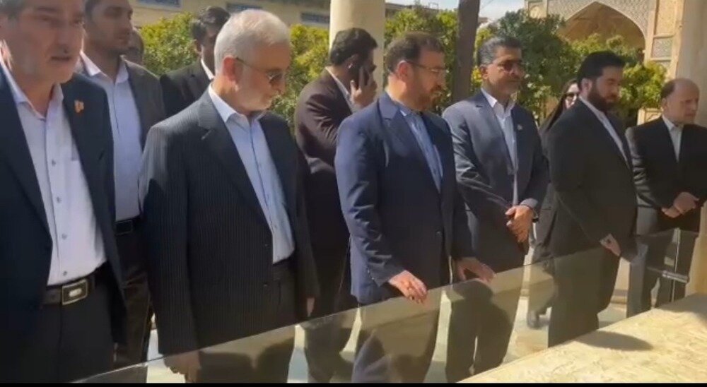 شعرخوانی وزیر کشور در حافظیه شیراز