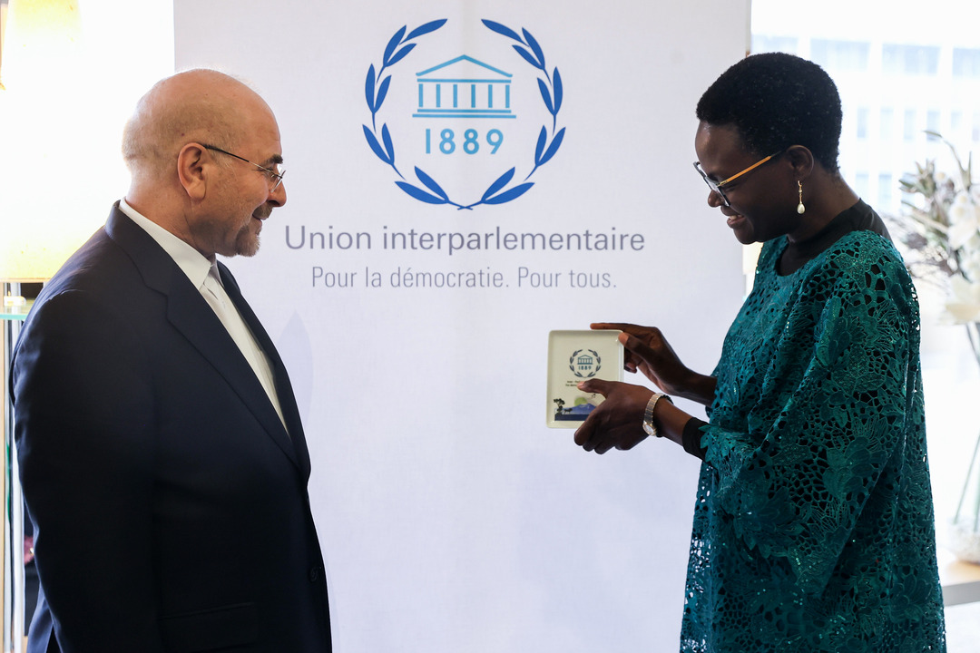 تصویری از سلام و احوالپرسی قالیباف با رئیس خانم اتحادیه بینالمجالس جهانی