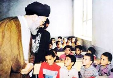 عکسی از رهبر انقلاب در کلاس درس یک روستای محروم