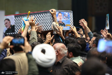 تصاویری از وداع سردار حاجی زاده با پیکر سردار نیلفروشان /شب متفاوت در سپاه محمد رسول الله تصاویری از وداع سردار حاجی زاده با پیکر سردار نیلفروشان /شب متفاوت در سپاه محمد رسول الله