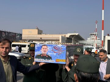 عکس | غم و اندوه شدید پدر شهید نیلفروشان در کنار تابوت پسر شهیدش عکس | غم و اندوه شدید پدر شهید نیلفروشان در کنار تابوت پسر شهیدش