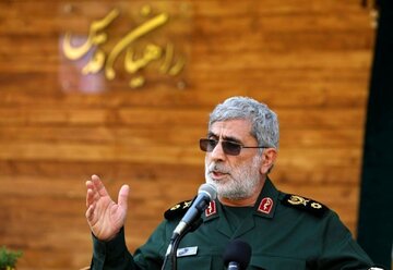 تصاویری جالب از دلجویی سردار قاآنی از فرزند یکی از شهدای مقاومت تصاویری جالب از دلجویی سردار قاآنی از فرزند یکی از شهدای مقاومت