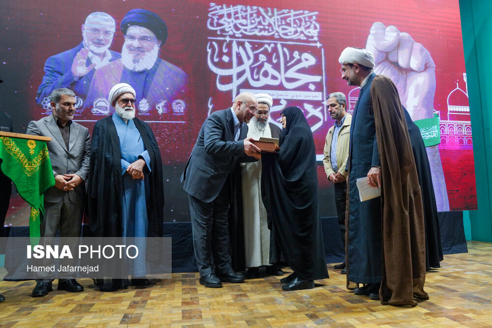 تصاویری از گفتگوی قالیباف و دختر امام خمینی در یک مراسم