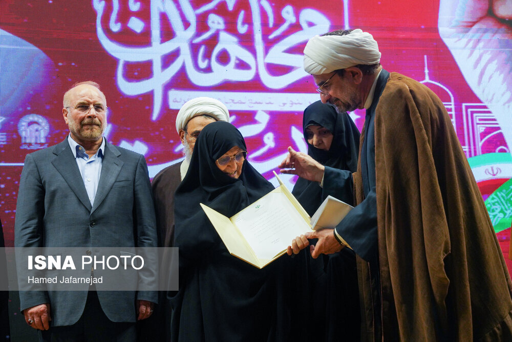 تصاویری از گفتگوی قالیباف و دختر امام خمینی در یک مراسم