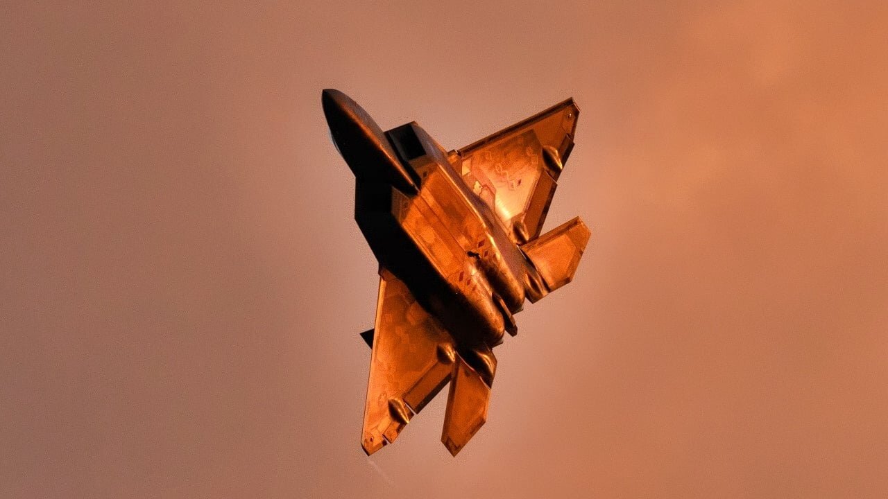 نبرد اف ۲۲ رپتور و اف ۳۵ در آسمان، کدام یک پیروز میشوند؟ /عکس