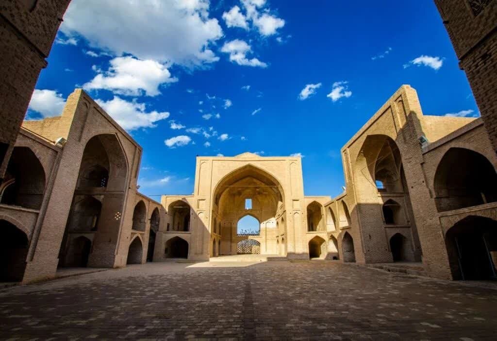 همراه با کویر و کوهستان/گردش و خلق تجربه در ظرفیت‌های ناب گردشگری »اردستان»