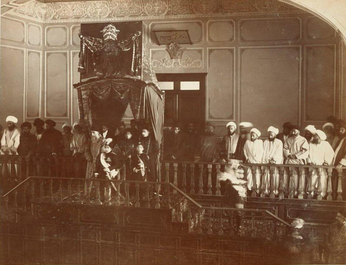 عکس | قابی استثنایی از حضور احمد شاه و محمدحسن میرزا ولیعهد و عضدالملک در بهارستان در هنگام افتتاح مجلس دوم شورای