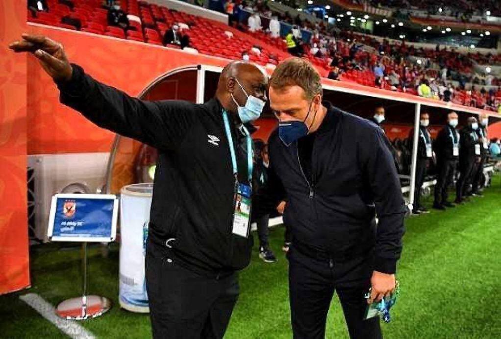 عکس | حرفهای درگوشی جانشین نکونام با سرمربی بارسلونا