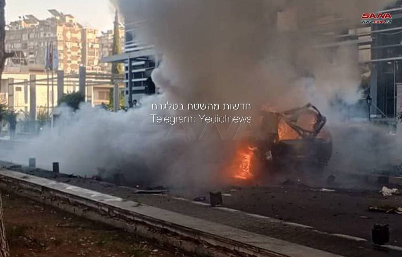 تصاویری ار از خودرویی که در المزه دمشق مورد حمله موشکی رژِیم قرار گرفت تصاویری ار از خودرویی که در المزه دمشق مورد حمله موشکی رژِیم قرار گرفت