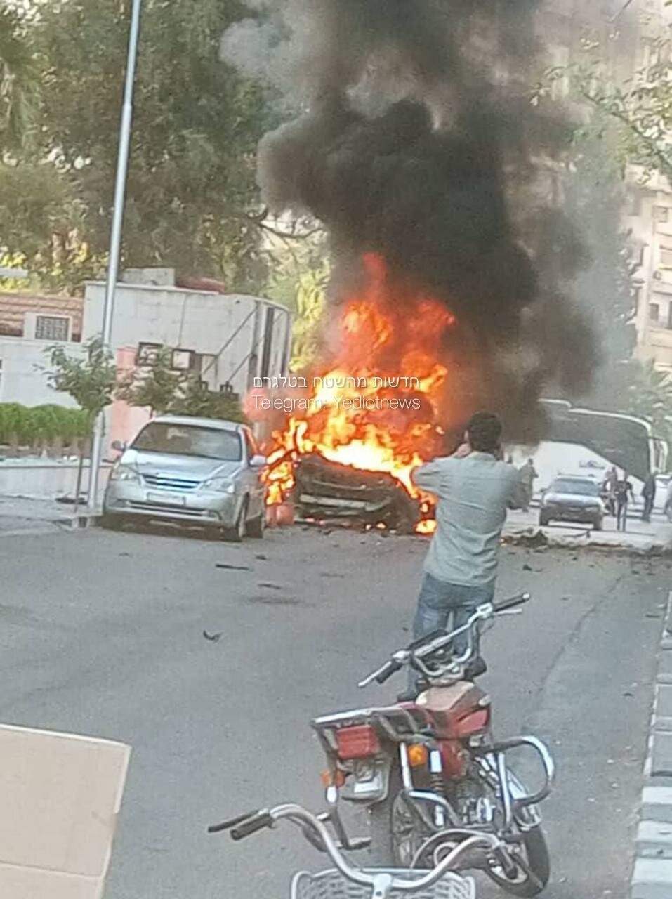 تصاویری ار از خودرویی که در المزه دمشق مورد حمله موشکی رژِیم قرار گرفت تصاویری ار از خودرویی که در المزه دمشق مورد حمله موشکی رژِیم قرار گرفت