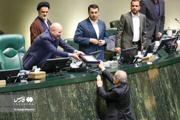 حال و هوای شلوغ جایگاه هیات رئیسه در روزِ بودجه ای مجلس /سکوت پزشکیان درباره یک استعفا /مجوز رهبری در دست رئیس جمهور حال و هوای شلوغ جایگاه هیات رئیسه در روزِ بودجه ای مجلس /سکوت پزشکیان درباره یک استعفا /مجوز رهبری در دست رئیس جمهور