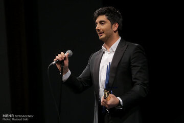 خواننده پاپ ۱۰ زندانی با جرائم مالی را آزاد کرد خواننده پاپ ۱۰ زندانی با جرائم مالی را آزاد کرد