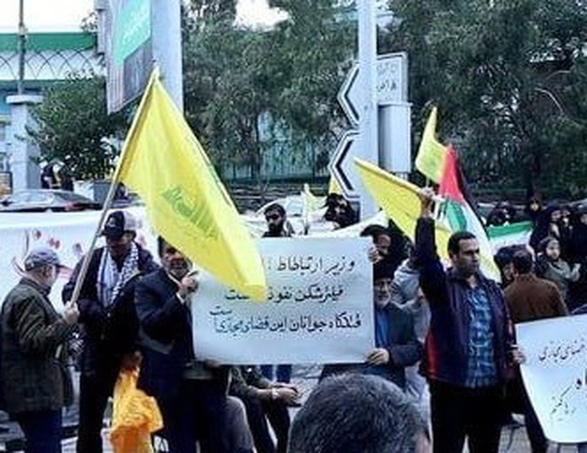 تصویری از اشتباه نگارشی عجیب در تجمع ضد رفع فیلترینگ: وزیر ارتباطاط!