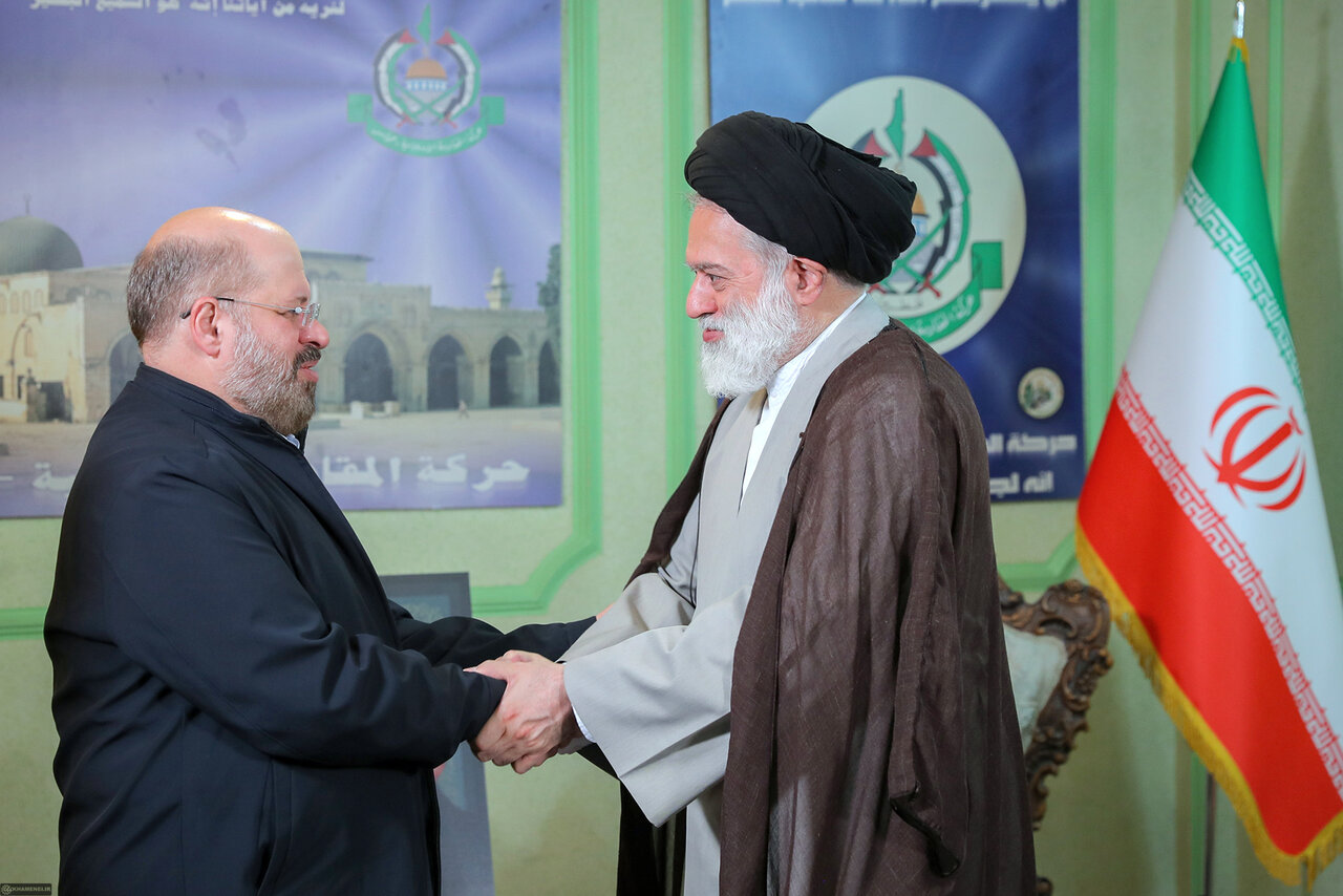 گزارش تصویری از حضور پسران رهبر انقلاب در دفتر حماس در تهران/ دیدار سید مصطفی، سید مجتبی، سید میثم و سید مسعود خامنهای با خالد قدومی